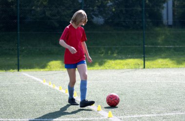 Kız Futbol Antrenmanında Bardakları Döndürüyor