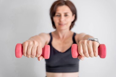 Dambılları Yakın Çekimde Yumuşak Odaklı Kadın Elleri