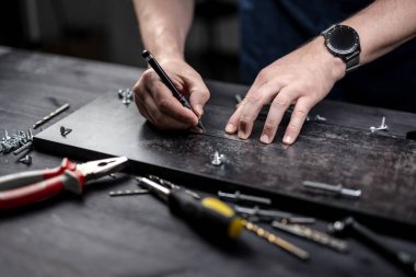 Cetvelli Erkek Ölçümü Tahtası, Eller Yakın Görüntüde