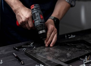 Usta Deliği Ellerinde Matkapla Delik Açar