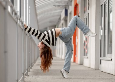 Güzel genç kız zarif pozlar veriyor.