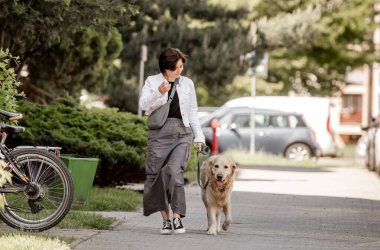 Golden Retriever 'lı Genç Kadın Yaz Yürüyüşü' nün tadını çıkarıyor