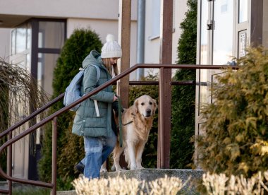 Altın Köpekli Kız Eve Dönüyor, Köpekli Çocuk