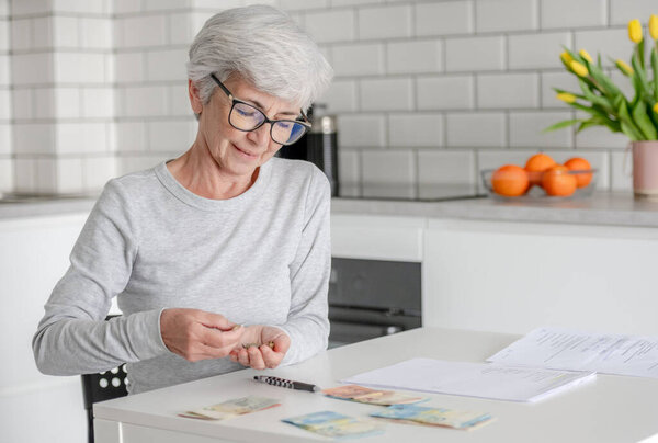 Mujer Anciana Sonriente Cuenta Proyectos Ley Monedas Euros — Foto de Stock
