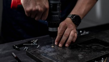 Usta Deliği Ellerinde Matkapla Delik Açar