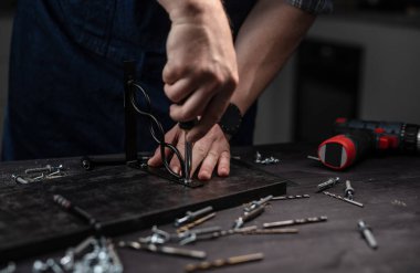 Adam yakın çekim için raftan ve bileklikten raf yapıyor.