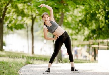 Sportif Genç Kız Yaz boyunca Park Ediyor