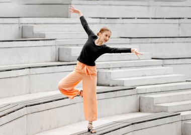 Tatlı Kız Yaz Amphitiyatrosunda Sandaletle Dans Ediyor