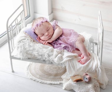 Yeni Doğmuş Kız Stüdyoda Fotoğraf Çekilirken Küçük Yatakta Uyuyor