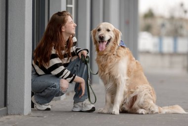 Golden Retriever 'lı Genç Kız Baharda Çalıyor