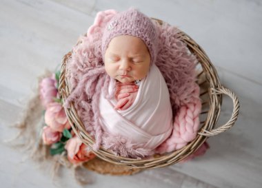 Pembe elbiseli yeni doğmuş kız oyuncak kediyle Uyuyor Ahşap Kalp şeklinde kase Profesyonel Yeni Doğan Fotoğrafları sırasında