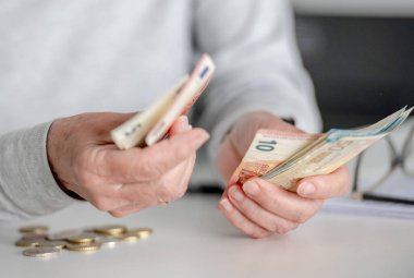Yaşlı Kadınlar Para Sayar, Euro sayar, Yakından bakınca