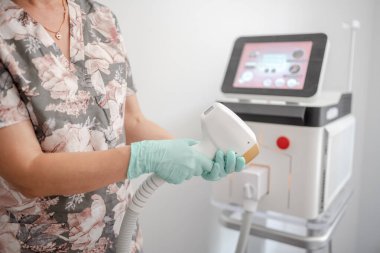 Lazer Saç Temizleme Ustası Prosedürden Önce Ekipmanı Ayarlar