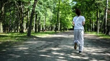 Genç Kadın Ormanda Koşuyor