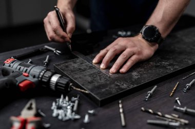 Ana Ölçüm Kurulu Cetvelli, Eller Yakın Görüntüde