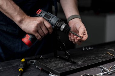 Usta, Vidalı Tornavidayı Yakın Çekimde Tutuyor