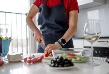 Evde Yunan Salata Hazırlığı İçin Kadın Elleri Kiraz Domatesleri Dilimliyor