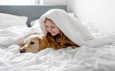 Kız Altın Köpeğiyle Battaniyenin Altında Yatıyor