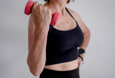 Dambıllı Kadın Eli Bip egzersizi yapıyor.