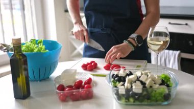 Evde Yunan Salata Hazırlığı İçin Kadın Elleri Kiraz Domatesleri Dilimliyor