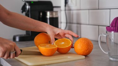 Kız Mutfakta Portakalı Yakından Bakınca Kesiyor