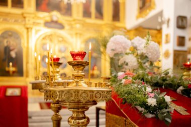 Yumuşak Odaklı Mumlar Ortodoks Kilisesinin Arkaplanını Aydınlat