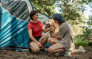 Çadırda Altın Avcı Köpeğiyle Kız ve Anne Kampı