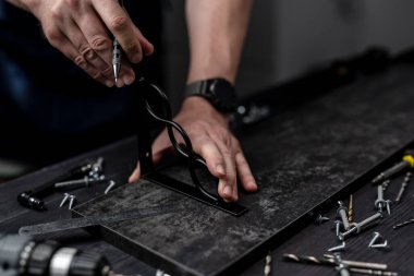 Adam yakın çekim için raftan ve bileklikten raf yapıyor.