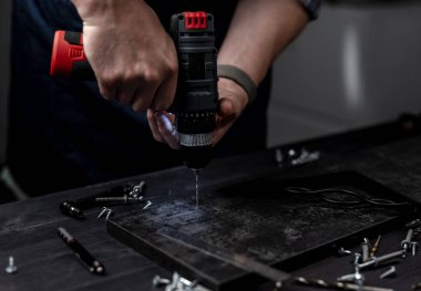 Usta Deliği Ellerinde Matkapla Delik Açar