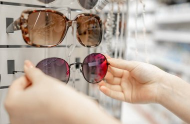 Mağazadaki Genç Kız Gözlük Seçiyor, Yakın plan Elleri Çekiyor