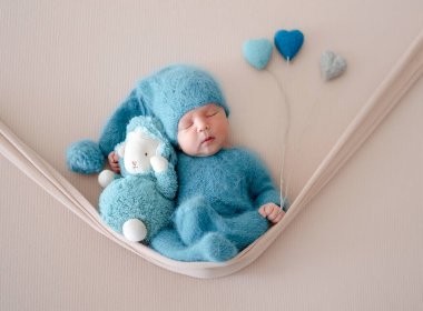 Yeni Doğan Bebek Fotoğraf Çekilirken Oyuncak ile Uyuyor