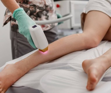 Lazer Saç Temizleme Ustası Yakın planda İşlem Yapıyor