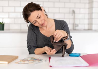 Genç Kadın Masada Evde Para Sayıyor