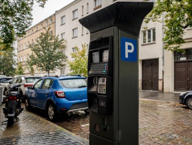 Polonya Poznan Caddesi 'ndeki parkmetreyi kullanmak kolaydır.