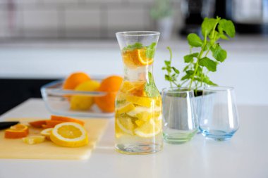 Ev yapımı limonata hazırlamak ferahlatıcı bir etkinliktir.