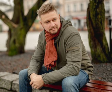 Park Bench 'teki Genç Çekici Adam, Sonbahar Şehir Portresi