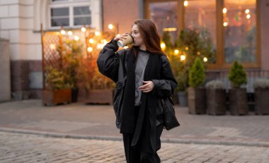 Genç Kız Akşam Kentinde Kahve İçiyor