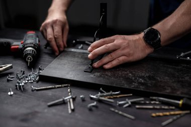 Adam yakın çekim için raftan ve bileklikten raf yapıyor.