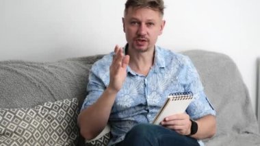 Erkek Blogcu Kamerada Konuşmanın Çevrimiçi Kanal 'da Canlı Yayına Bağlanacağından Emin