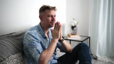 Güvenilir Erkek Blogcu Kameraya Canlı Yayın İzliyor