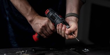 İnsan Delgiyi Yakın Çekimde Tutar