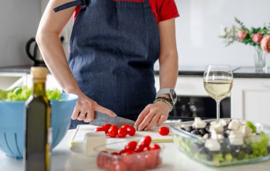 Evde Yunan Salata Hazırlığı İçin Kadın Elleri Kiraz Domatesleri Dilimliyor