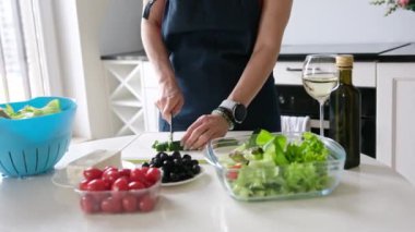 Mutfakta Bir Kadın Yunan Salatasını Hazırlayan Salatalıkları Kesiyor