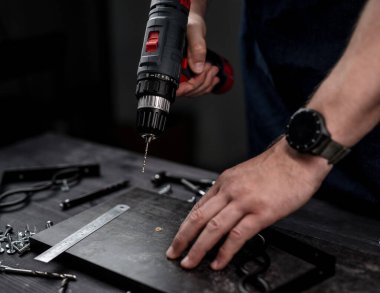 Erkek Tornavidayı Yakın Çekimde Tutar