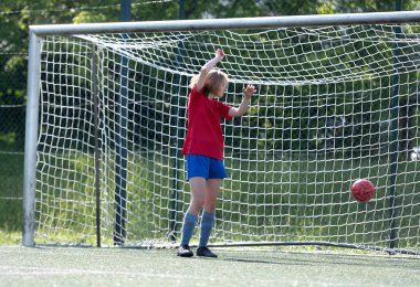 Kız Kaleci Çocuklar Futbol Maçı sırasında Kalelerde Duruyor