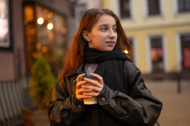 Genç Kız Akşam Kentinde Kahve İçiyor