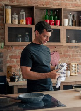 Yıkandıktan sonra Atletik Kurutma Tabakları Mutfakta