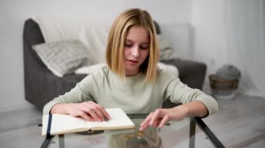 Para sayan tatlı küçük kız, para ve tasarruf kavramı.