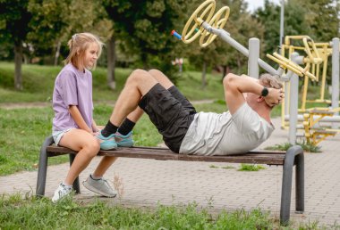 Baba ve kızı bu yaz Altın Avcı Köpeğiyle birlikte basını coşturarak mutlu bir şekilde antrenman yapıyorlar.