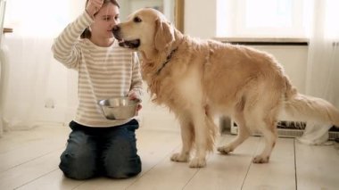 Mutlu Gülümseyen Kız 'ın evde oynadığı ve eğittiği sevimli Golden Retriever köpeği.